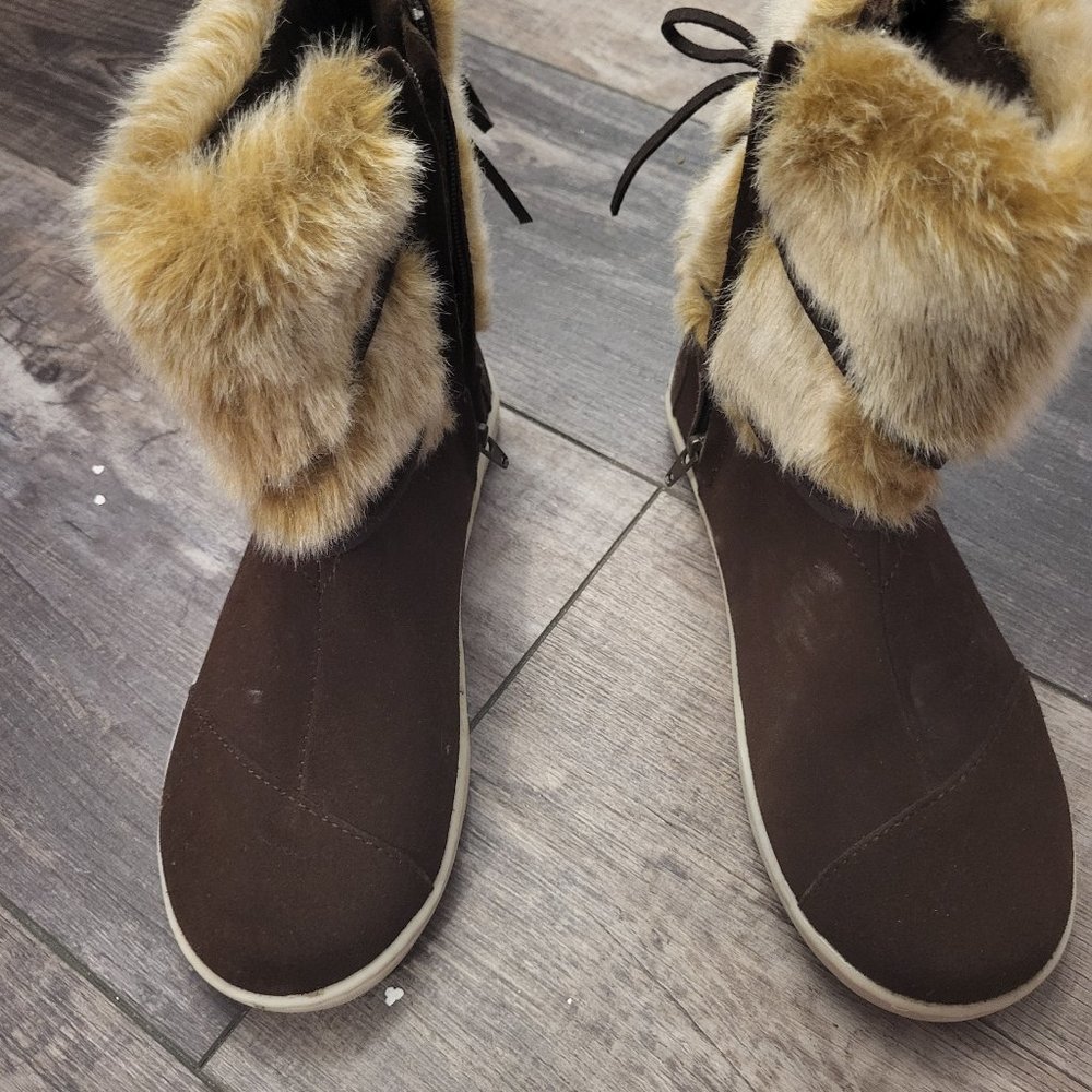 Toms kids size 2 brown suede Nepal boots with faux fur